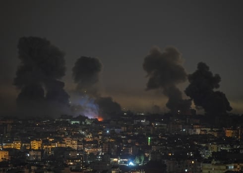 Le Hezbollah et l’Iran mènent une attaque conjointe contre Israël, qui s’acharne sur la banlieue sud et frappe Ramlet al-Baïda : ce qu’il faut retenir de la nuit de mercredi