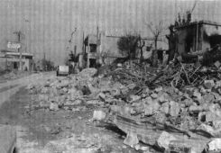 Les décombres d'une maison détruite à l'entrée de Damour, en janvier 1976. Photo d'archive L'OLJ