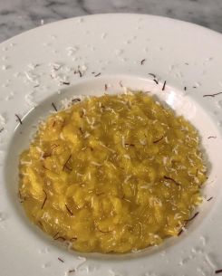 Le risotto au safran, servi en plat principal ou en accompagnement.
