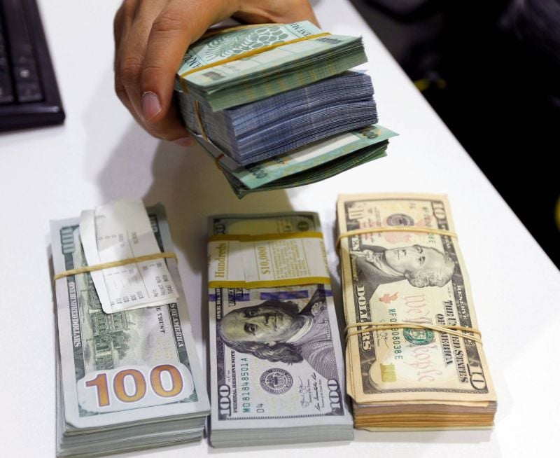 Qui peut obtenir des dollars chez les changeurs et à quelles conditions ?