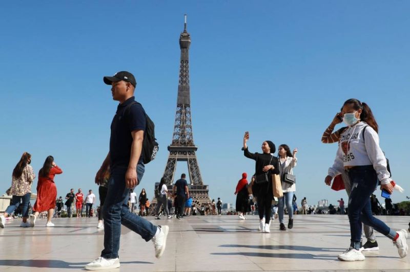 Réouverture de la Tour Eiffel à Paris, après plus de trois mois de fermeture