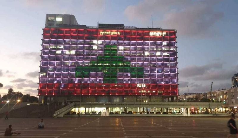 La mairie de Tel Aviv illuminée aux couleurs du drapeau libanais