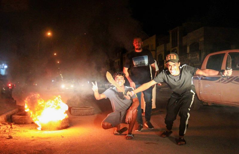 Des manifestants incendient le siège du gouvernement parallèle à Benghazi Des manifestants incendient le siège du gouvernement parallèle à Benghazi