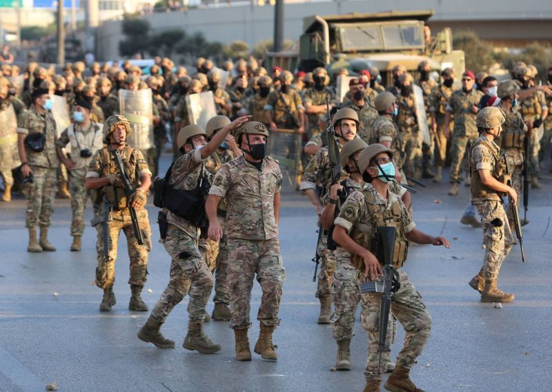 L'armée tire en l'air pour faire reculer les manifestants sur l'autoroute de Baabda