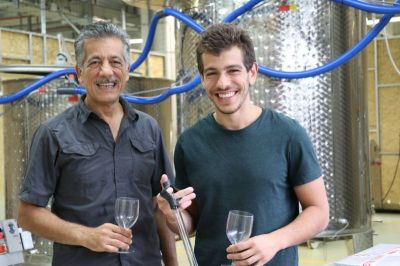 Les Sfeir, père et fils, producteurs urbains de vin aux portes de Paris