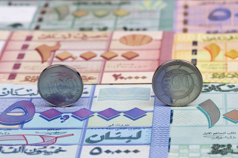 Après les dollars, les restrictions sur la livre libanaise s’aggravent