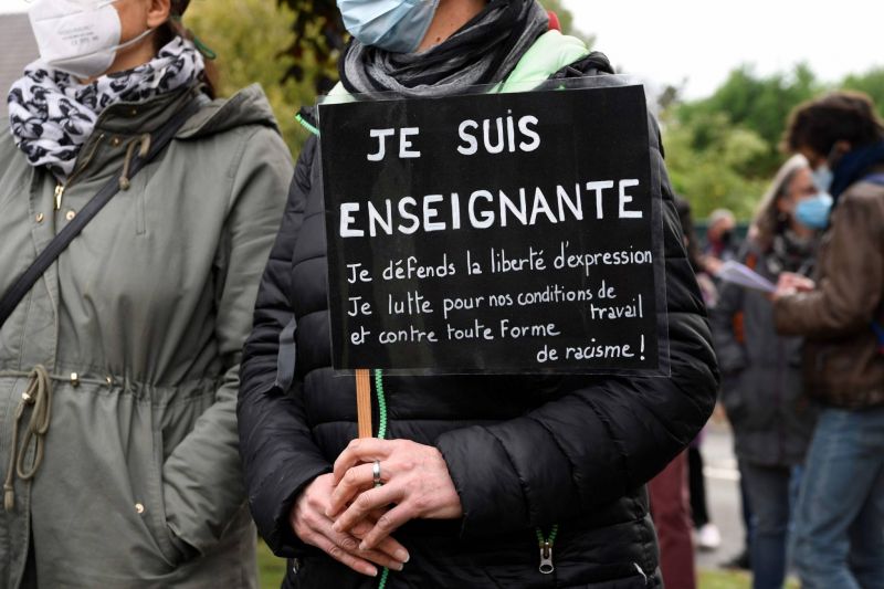Professeur décapité : en France, le monde enseignant réfléchit aux réponses à apporter