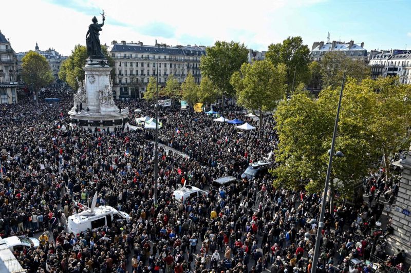 Des dizaines de milliers de personnes réunies en hommage au professeur décapité