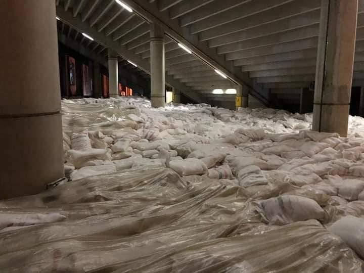 Des milliers de tonnes de farine stockées sous les gradins de la Cité sportive ...