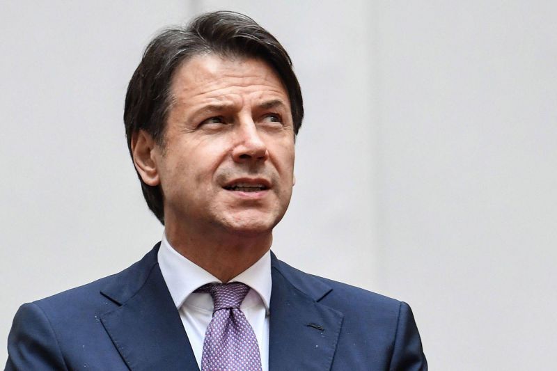 Le père Noël, masqué, voyage avec une attestation, dit le Premier ministre italien aux enfants