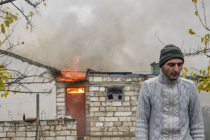 Maisons en feu et baraquements détruits, les Arméniens quittent Aghdam