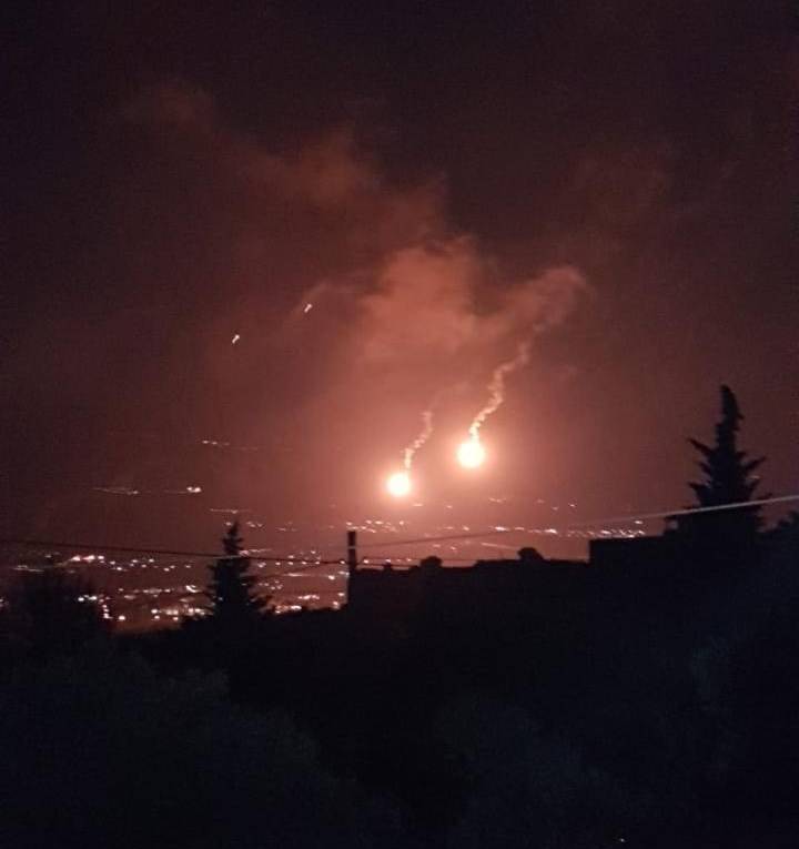 L'armée israélienne tire une salve de fusées éclairantes à la frontière