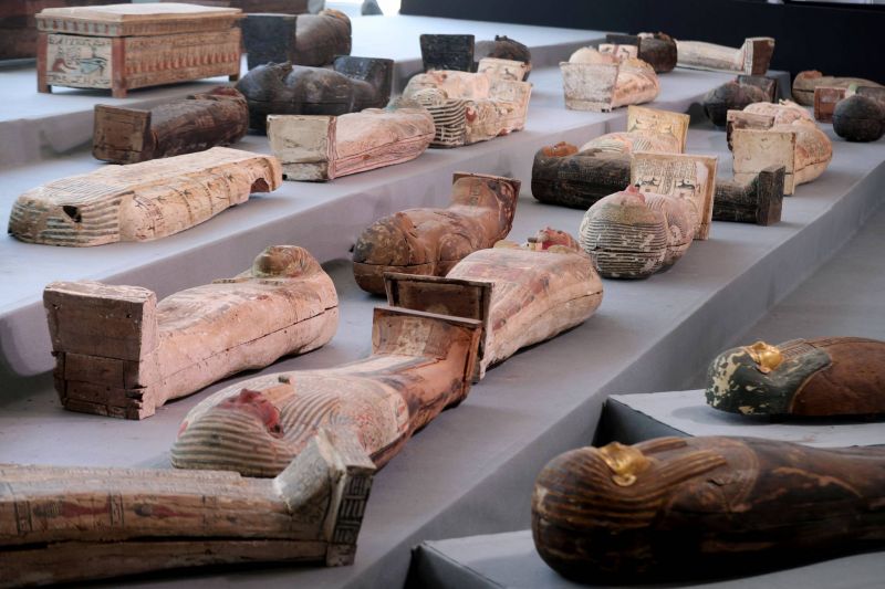 L'Egypte dévoile plus de cent sarcophages intacts, 
