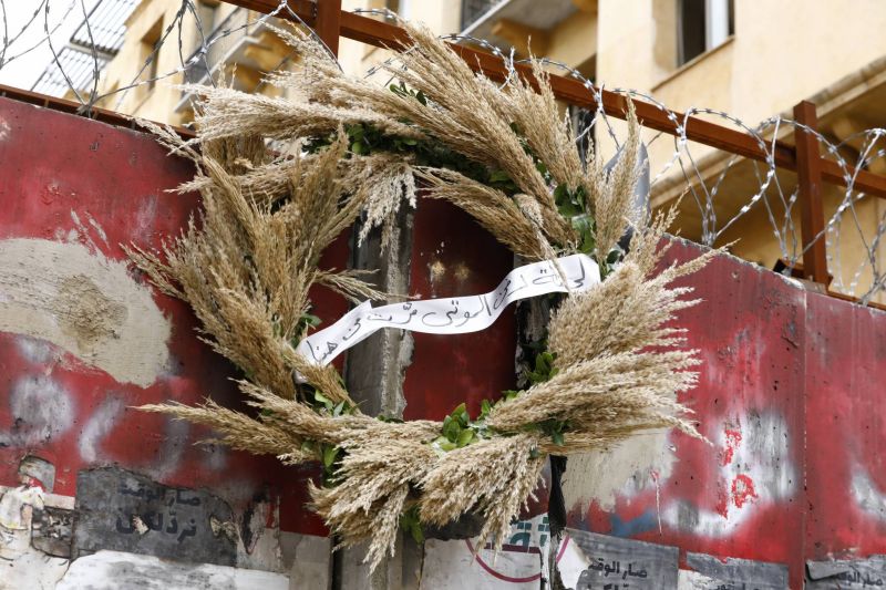 Des activistes accrochent des couronnes mortuaires devant plusieurs bâtiments publics