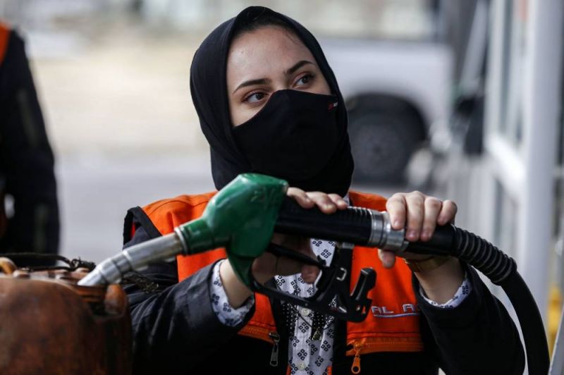 Salma, 15 ans, première femme pompiste