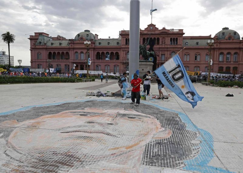 De l’Argentine à Naples, la planète porte le deuil de Maradona