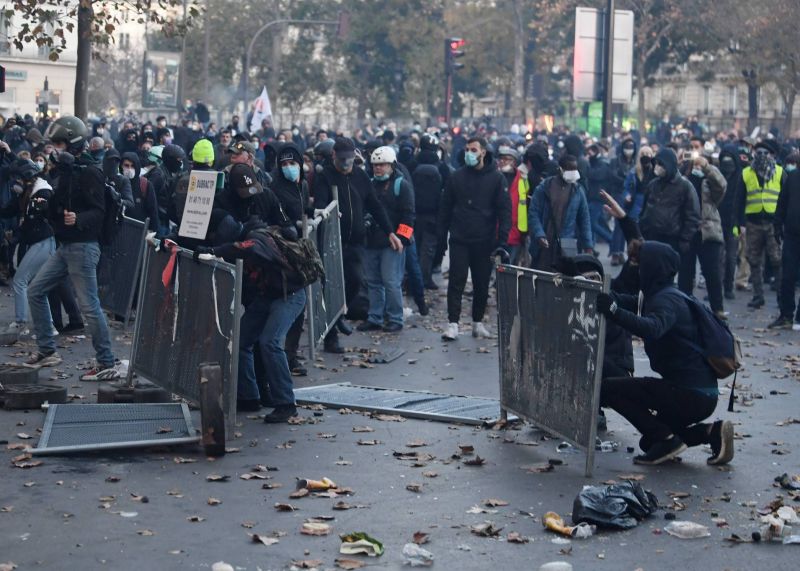Tabassage d’un producteur noir : mise en examen et détention requises pour trois policiers