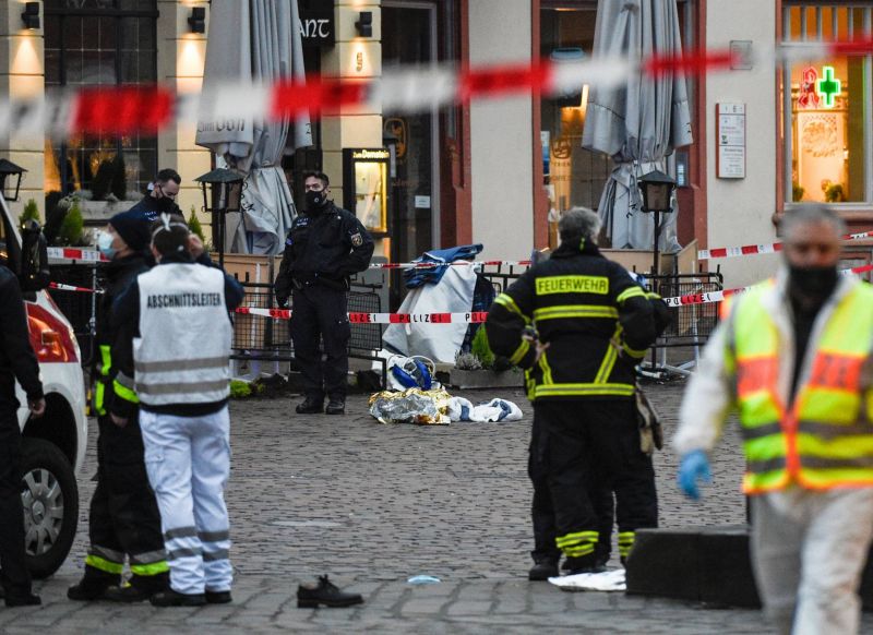 Un « conducteur fou » fonce sur une zone piétonne, au moins deux morts