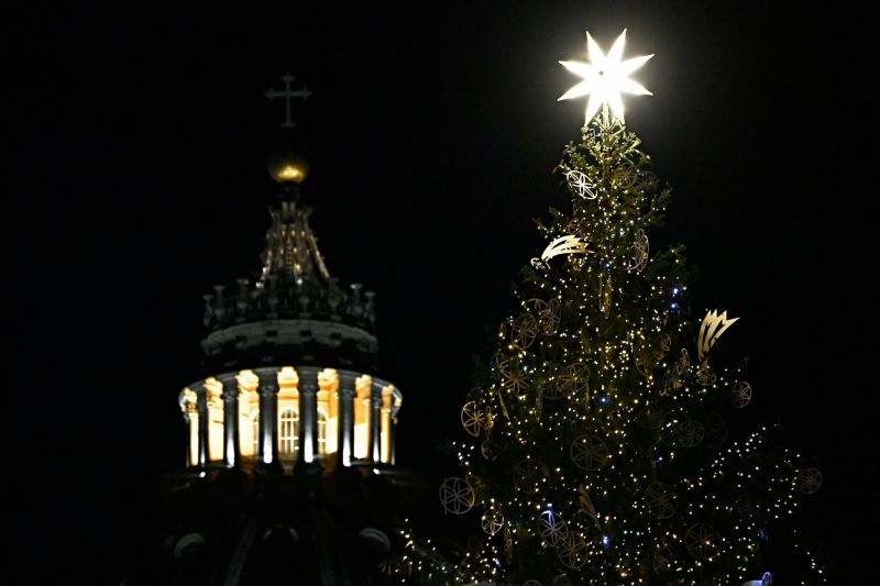 La place Saint-Pierre illumine son arbre de Noël et sa crèche