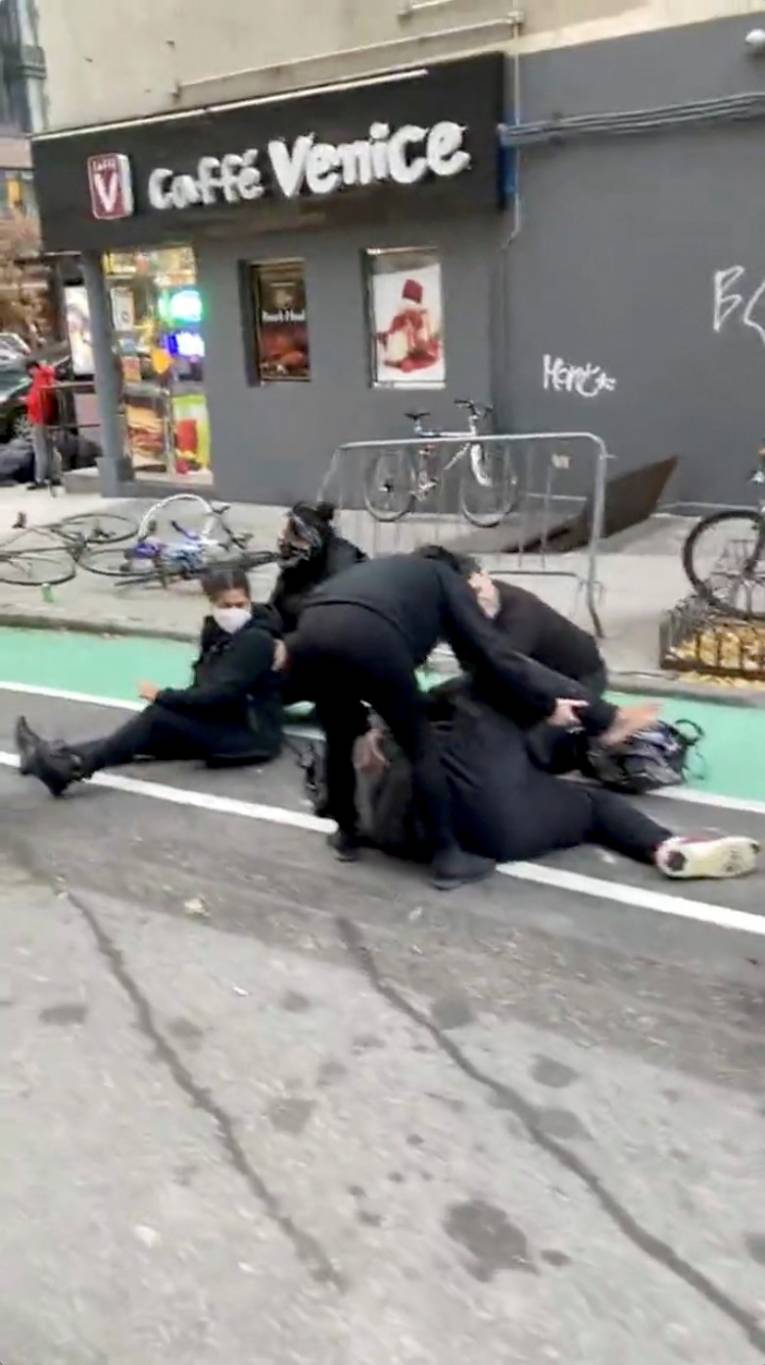 Une voiture percute des manifestants, plusieurs blessés