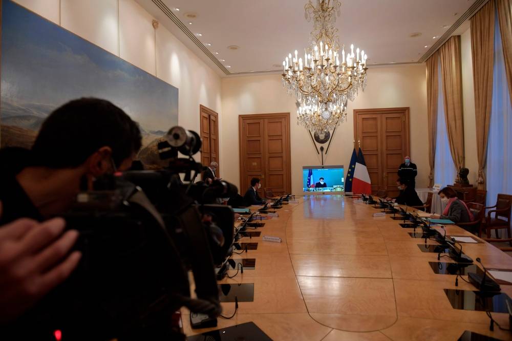 Coronavirus : la santé de Macron s'améliore, Castex sort de quarantaine