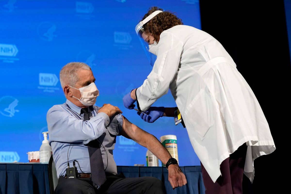 Le Dr Fauci, conseiller de Trump et Biden, vacciné contre le Covid