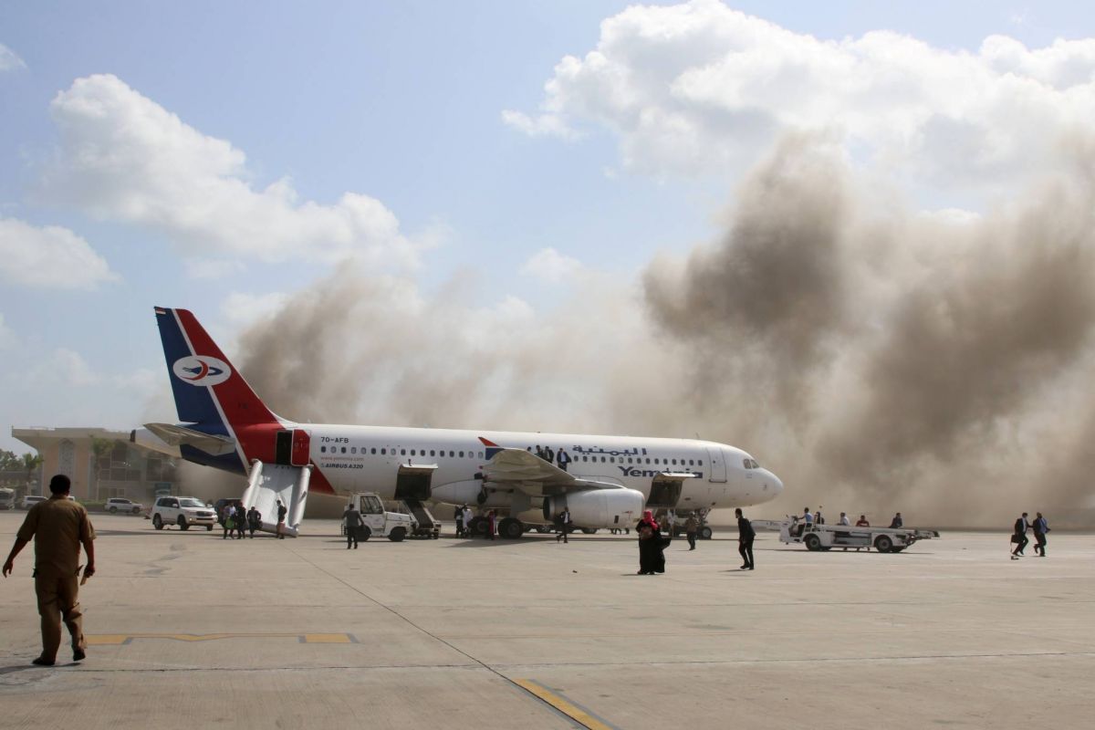 Le cabinet d’union accueilli par une série d’explosions à l’aéroport de Aden : 26 morts au moins