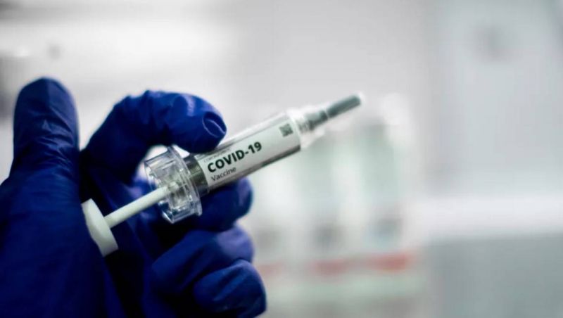 Lancement du vaccin AstraZeneca au Royaume-Uni, la France critiquée pour sa lenteur