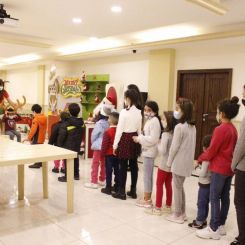 Distribution des cadeaux aux enfants inscrits sur la liste du Comité de soutien de l’église assyrienne