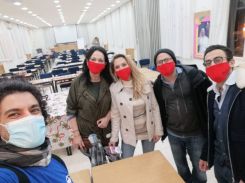 L’équipe de L’OLJ avec les volontaires de l’EMC lors de la distribution des cadeaux le 23 décembre