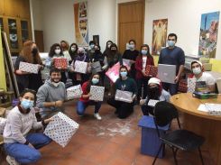 Les volontaires de l’USJ et de L’OLJ en mission lors de l’emballage des cadeaux dans le hall de la faculté des sciences humaines, à la rue de Damas.