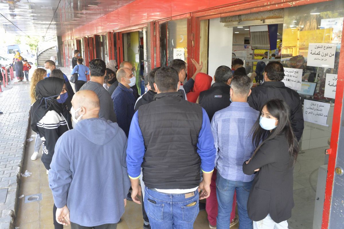 Avant le bouclage total, les supermarchés et boulangeries pris d’assaut