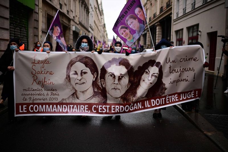 Marche blanche à Paris en hommage à trois militantes kurdes assassinées en 2013