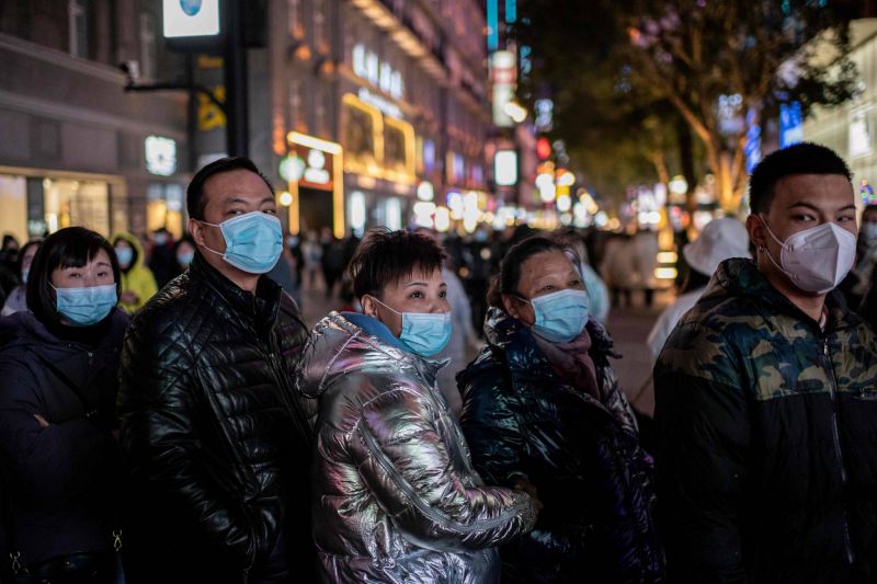 La pandémie accélère toujours, un an après l'annonce du premier mort en Chine