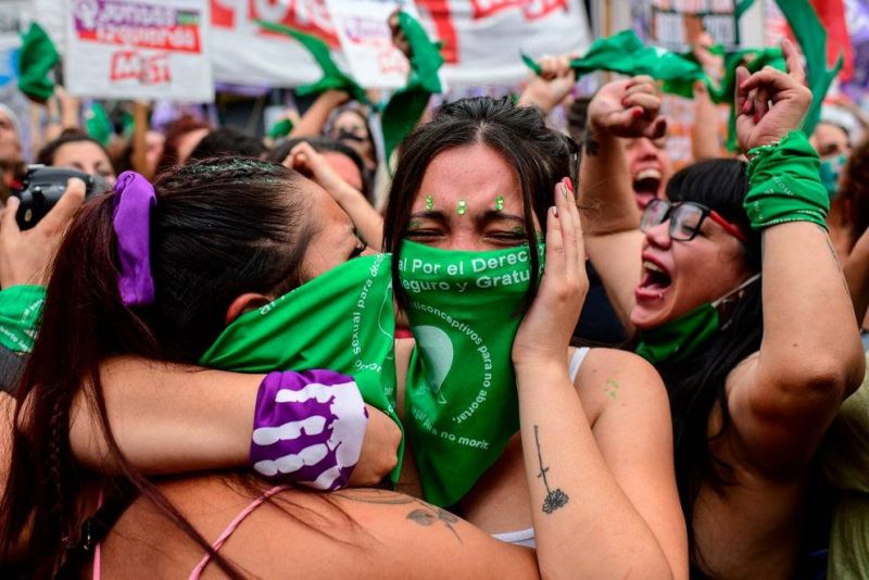 L’avortement légalisé en Argentine ; dépénalisation en débat au Chili