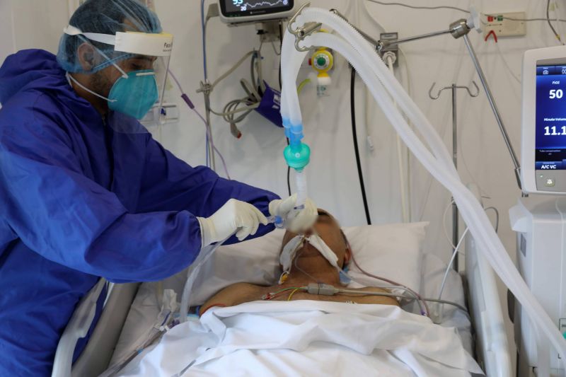 Un juge ordonne que des respirateurs offerts par le Qatar soient remis à des personnes contaminées