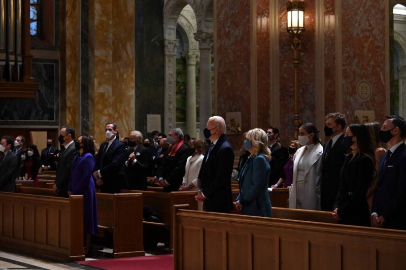 Les Biden assistent à une messe avec les chefs républicains et démocrates du Congrès