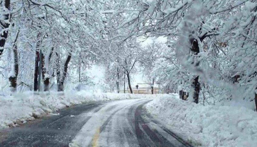 La neige tombe enfin à 1400 mètres, des routes bloquées