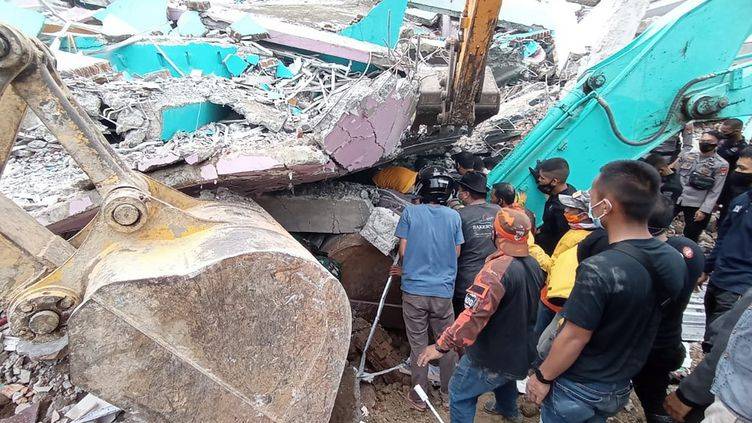 Le bilan d'un fort séisme monte à 37 morts, des disparus sous les décombres