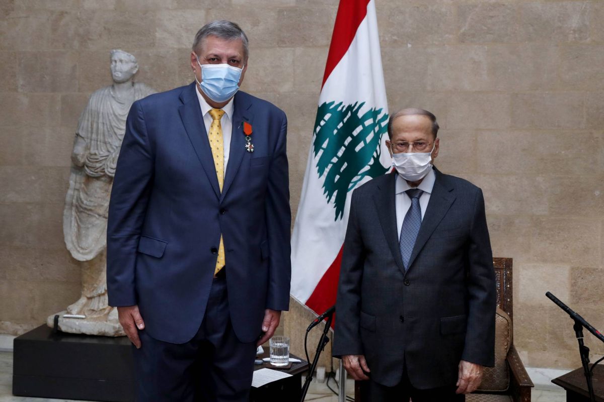 Aoun décerne une médaille à Kubis et se dit attaché à la 1701