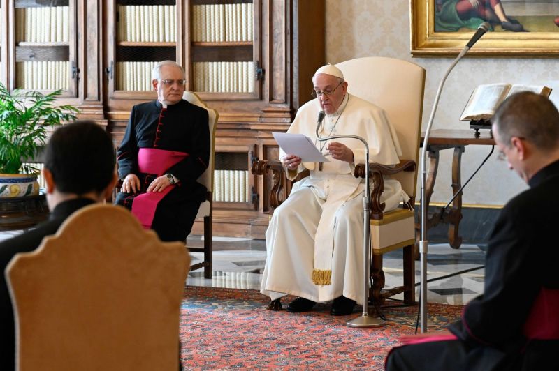 Le pape incite les journalistes à enquêter sur le terrain