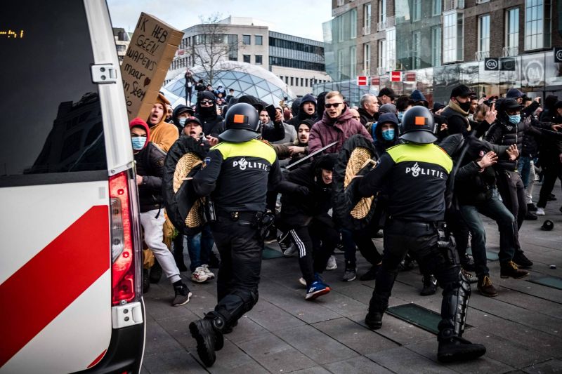 Affrontements avec la police et pillages en marge de manifestations anti couvre-feu aux Pays-Bas