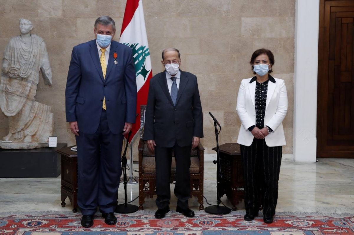 Aoun remet à Kubis les insignes de l'Ordre national du Cèdre