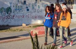 De jeunes Tunisiennes se promènent sur l’avenue Mohamed Bouazizi à Tunis, le 14 décembre 2015. Photo d’archives AFP