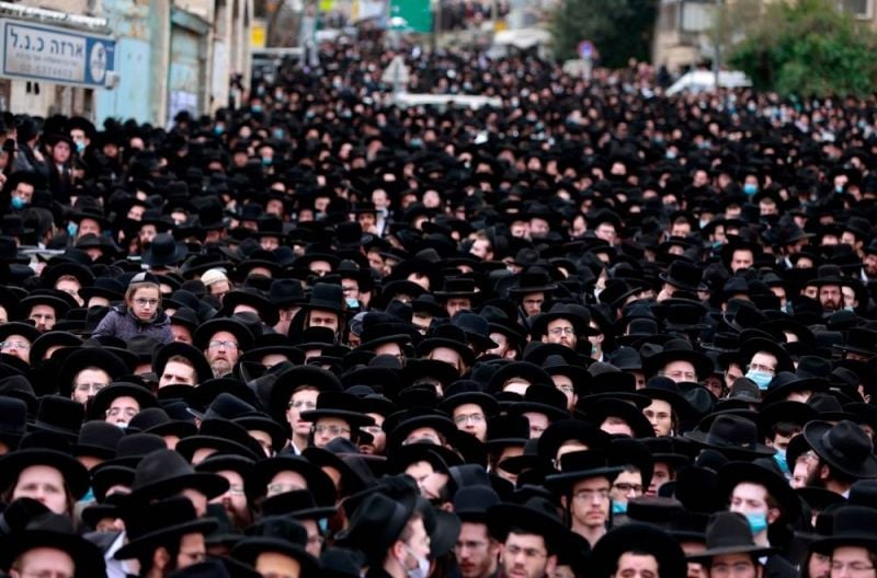 Une foule d'ultra-orthodoxes aux obsèques d'un rabbin malgré le virus