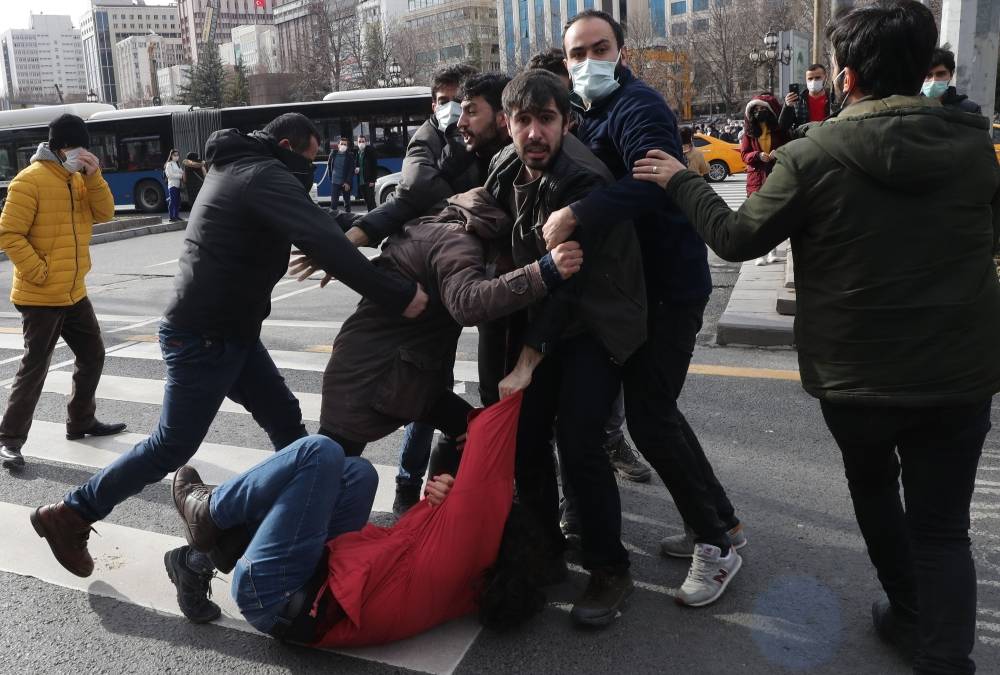 Les manifestations étudiantes continuent, nouvelles arrestations