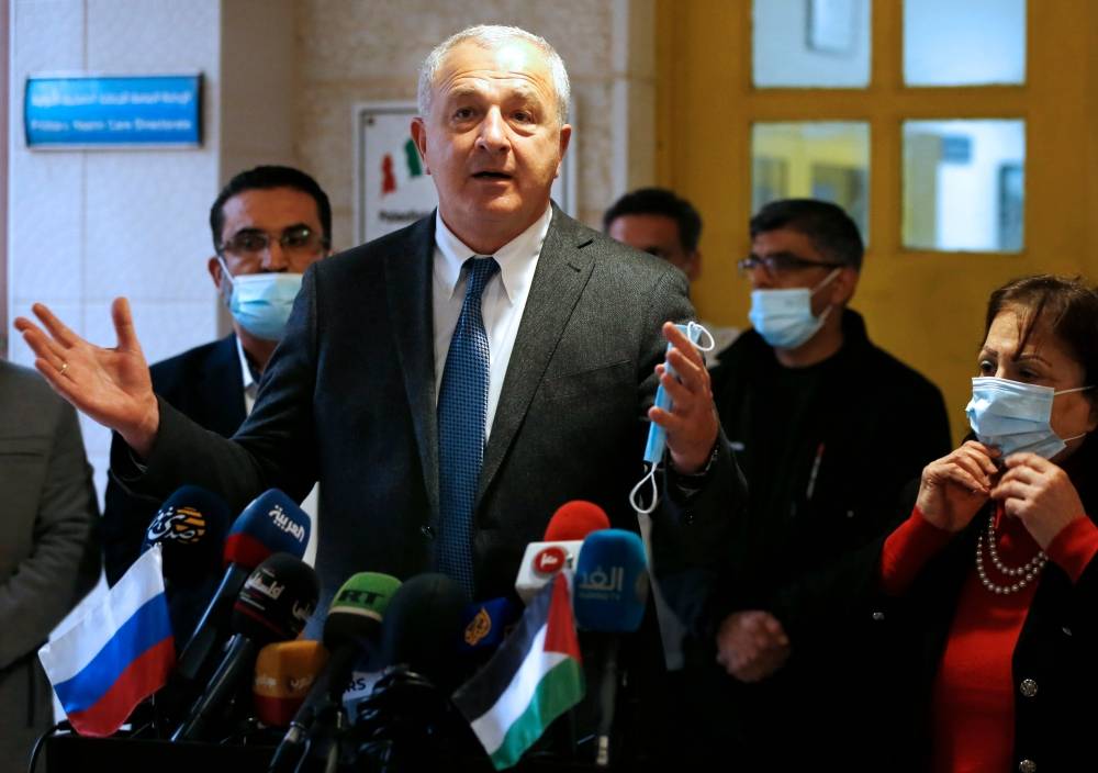 Le Spoutnik V arrive en Cisjordanie, confinement allégé à Gaza