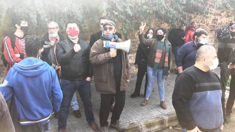 Manifestation devant le tribunal militaire contre les 