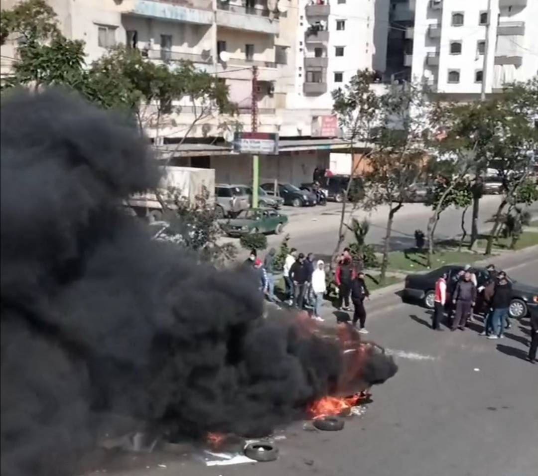 Des manifestants bloquent l'autoroute Tripoli-Akkar avec une voiture en flammes