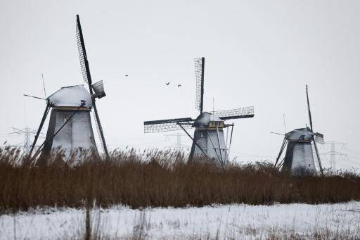 Les Pays-Bas frappés par leur première tempête de neige en 10 ans, l'Europe grelotte